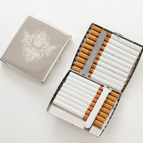 NEW! Elegant Skull And Scroll Embossed Cigarette Case - Picture 3 of 6